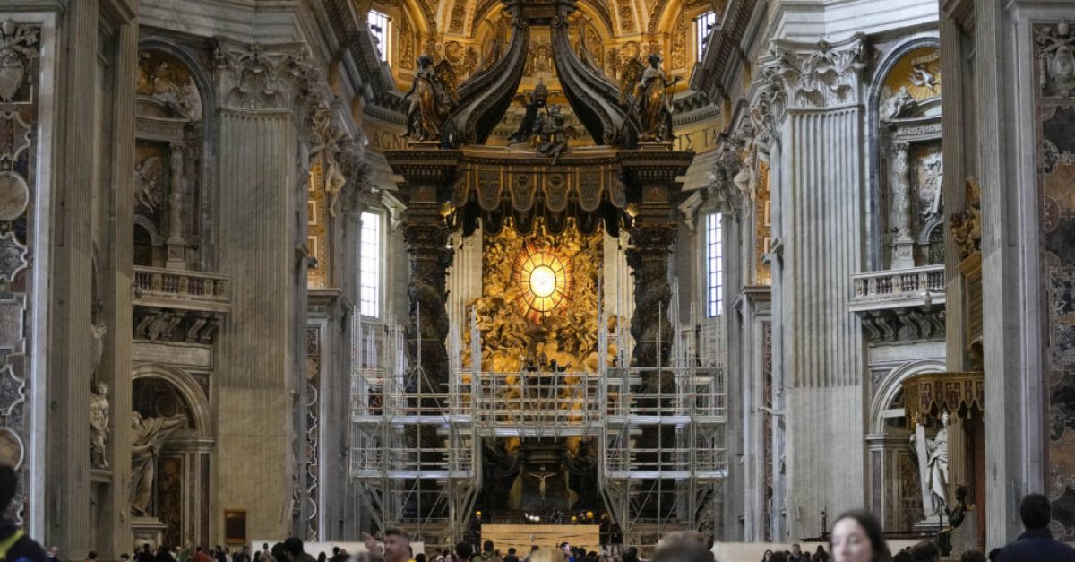Ватикана задържа бивш служител, който се „опита да продаде обратно ръкопис на олтарния балдахин“