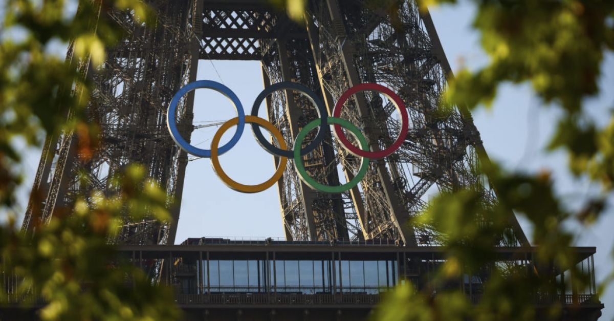 Организаторите на Париж разкриха пет олимпийски кръга, монтирани на Айфеловата кула