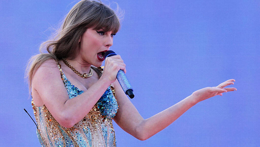 Taylor Swift congratulates newly engaged couple in Scottish crowd