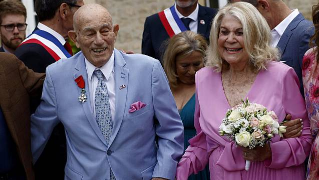 Us Veteran (100) Marries 96-Year-Old Sweetheart Near Normandy’s D-Day Beaches