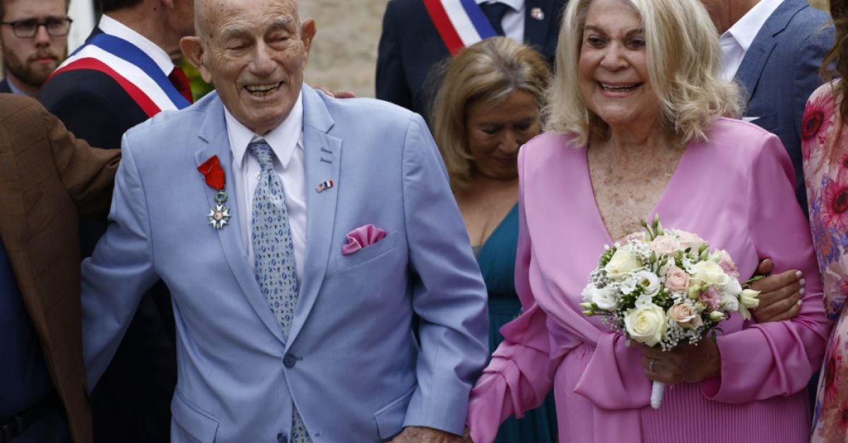 Ветеран, 100, се жени за 96-годишна любима близо до плажовете на Деня D в Нормандия