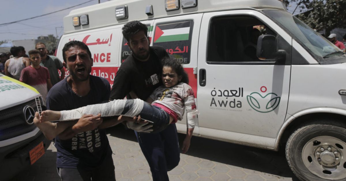 Най малко 94 тела са пристигнали в болница в централна Газа