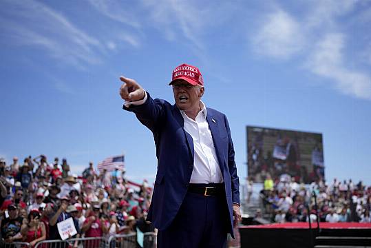 Trump Complains About Teleprompters At Scorching Las Vegas Rally