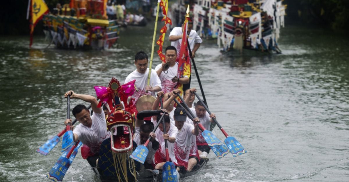 В китайската диаспора състезанията с драконови лодки са традиция датираща