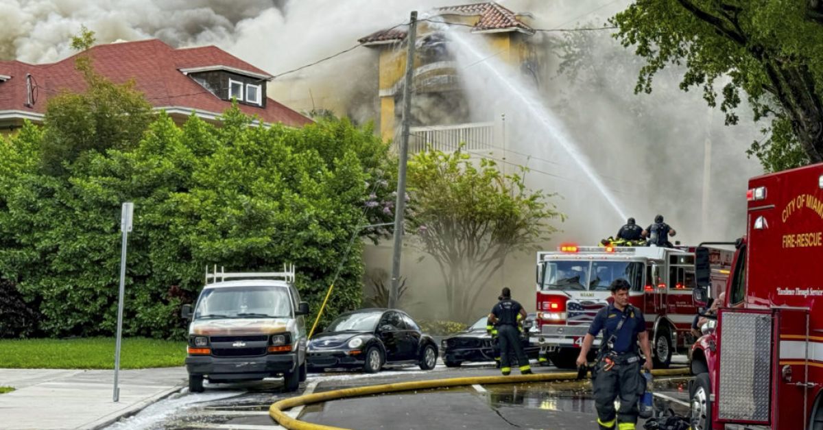 Огромен пожар избухна в четириетажен жилищен комплекс в Маями Флорида Пожарникари