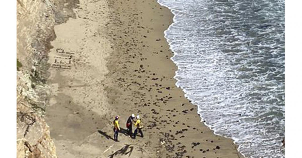 Кайт сърфист е спасен от отдалечен плаж в САЩ, след като е направил знак „помощ“ с камъни