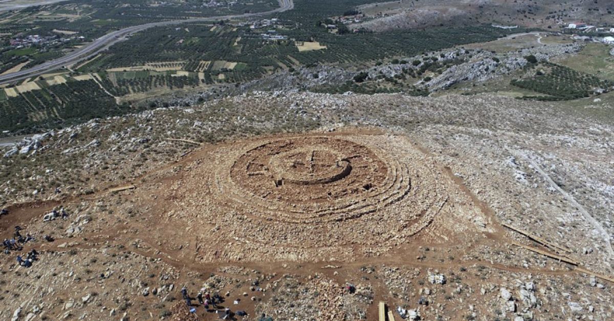 Голяма кръгла каменна сграда на 4000 години открита на върха