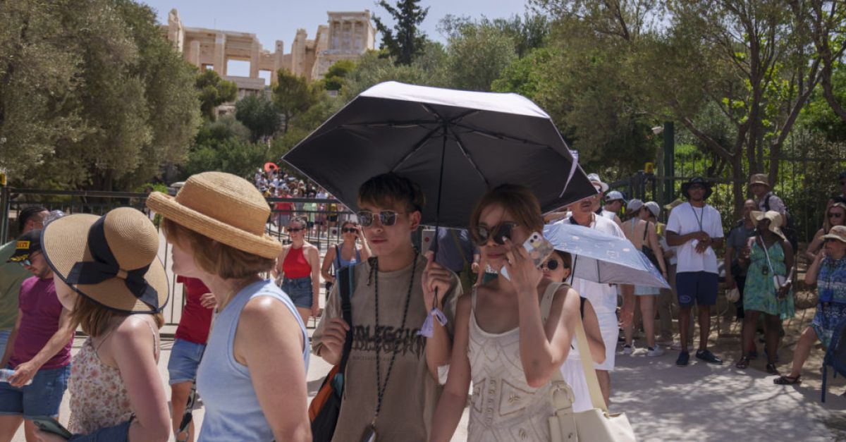 Посещенията на Акропола спряха заради горещината в Гърция