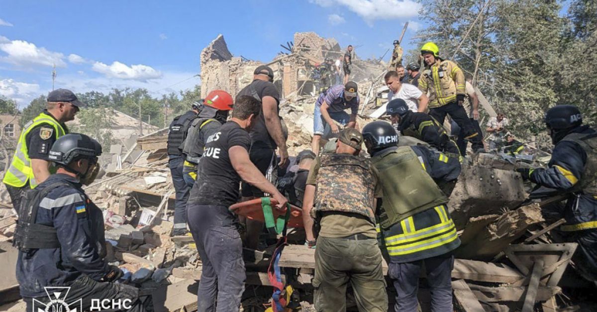 Девет убити при руски въздушни атаки срещу родния град на Зеленски преди срещата на Г-7