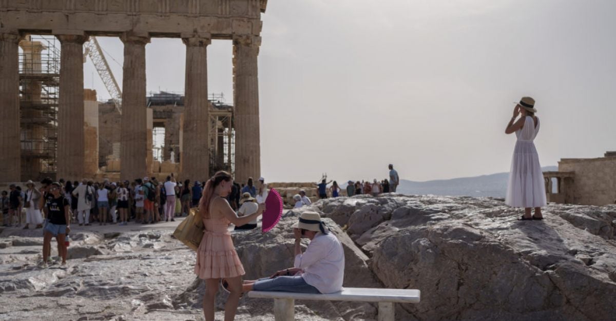 Горещата вълна принуждава гръцките власти да затворят Акропола следобед за втори ден