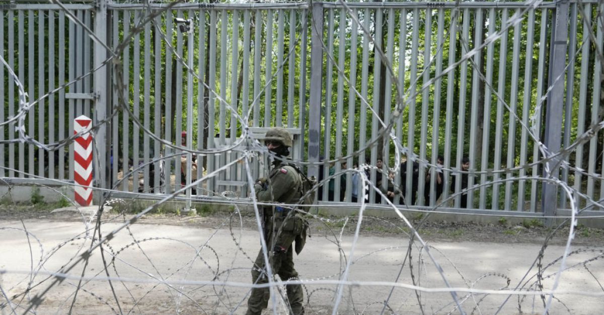 Полша въвежда отново ограничения по границата с Беларус поради миграционен натиск