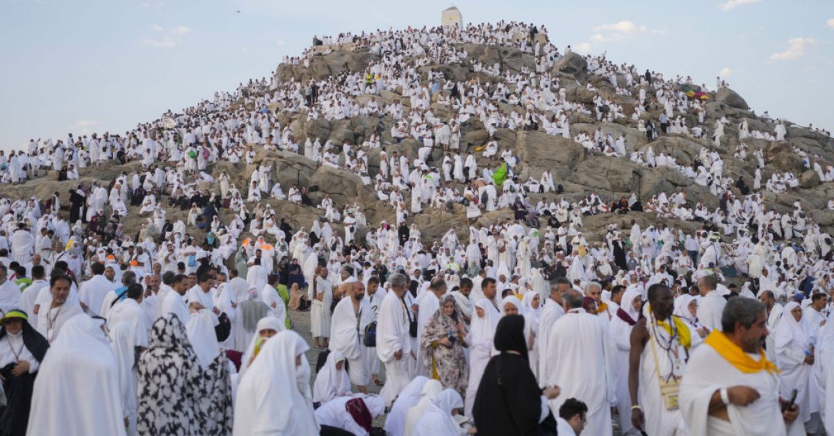 Мюсюлмански поклонници се събират в планината Арафат за поклонение, докато Хадж достига своя връх
