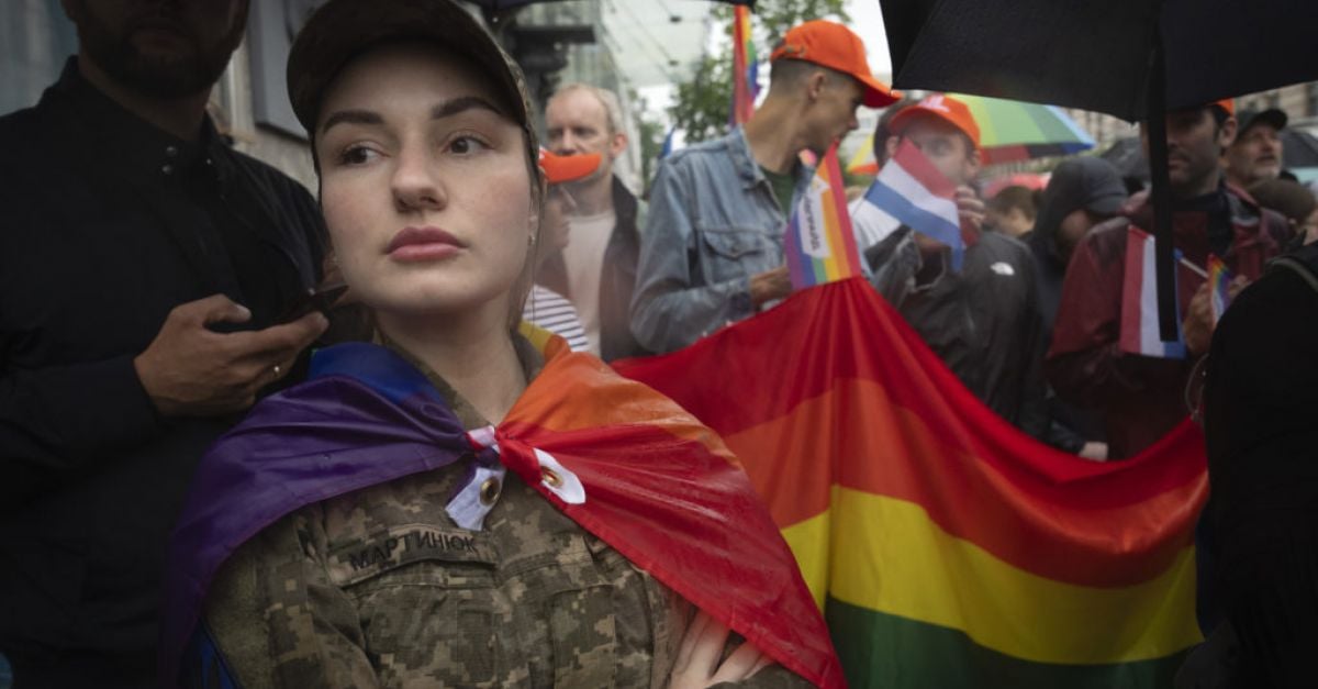 Няколко стотин ЛГБТ украински военни и техните поддръжници маршируваха в
