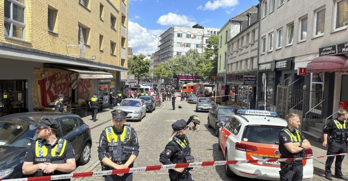Германската полиция съобщи че е застреляла и ранила мъж който