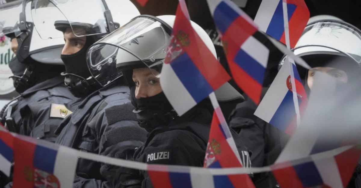 Седем фенове на Сърбия бяха арестувани след ожесточени сблъсъци в