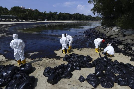 Singapore Says Dredger Lost Control And Hit Tanker Causing Oil Spill