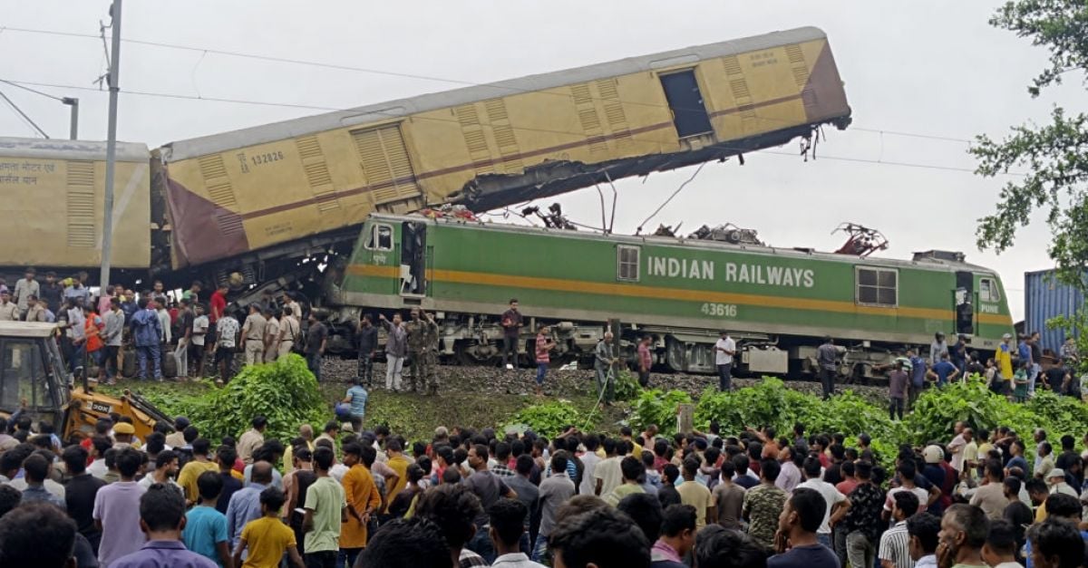 Товарен влак се блъсна в пътнически влак в източния индийски