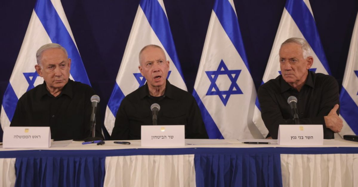 Израелски официални лица заявиха че премиерът Бенямин Нетаняху е разпуснал