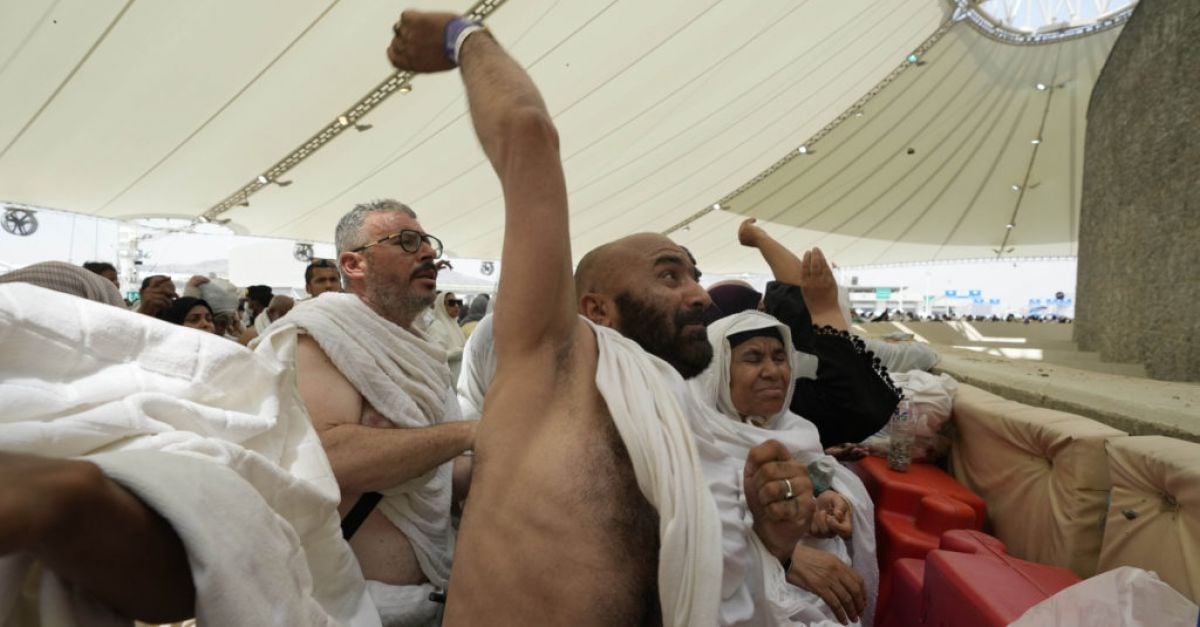 Мюсюлмански поклонници завършват хадж със символично убиване с камъни на дявола сред смъртоносна жега