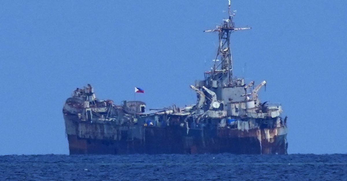 Филипинските власти казват, че китайските сили са заловили лодки в Южнокитайско море