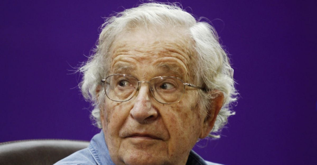 Съпругата на Ноам Чомски казва, че съобщенията за смъртта на известния лингвист са неверни