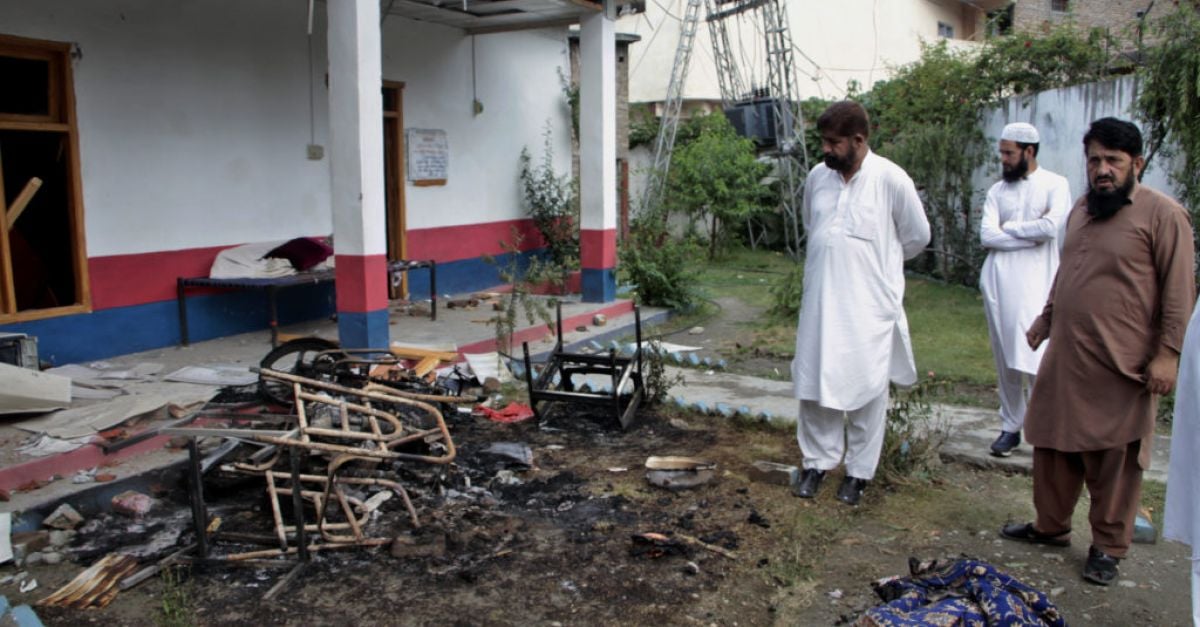 Мюсюлманска тълпа в северозападен Пакистан нахлу в полицейски участък, грабна
