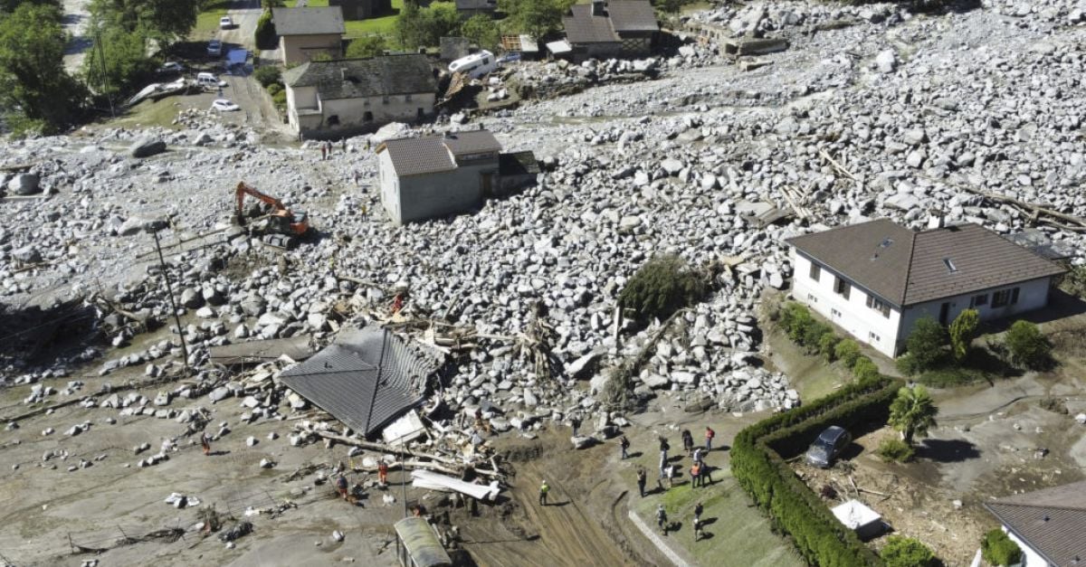 Трима са изчезнали след свлачище в швейцарските Алпи, тъй като проливните дъждове причиняват внезапни наводнения