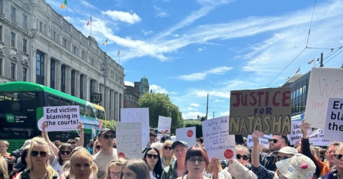 Протестиращи се събират в цяла Ирландия в знак на солидарност с жена, оставена в безсъзнание от войник