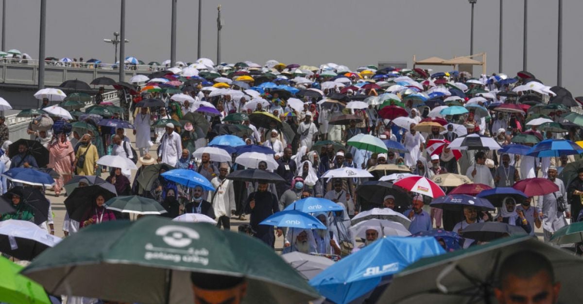 Более 1300 человек погибли во время хаджа из-за сильной жары