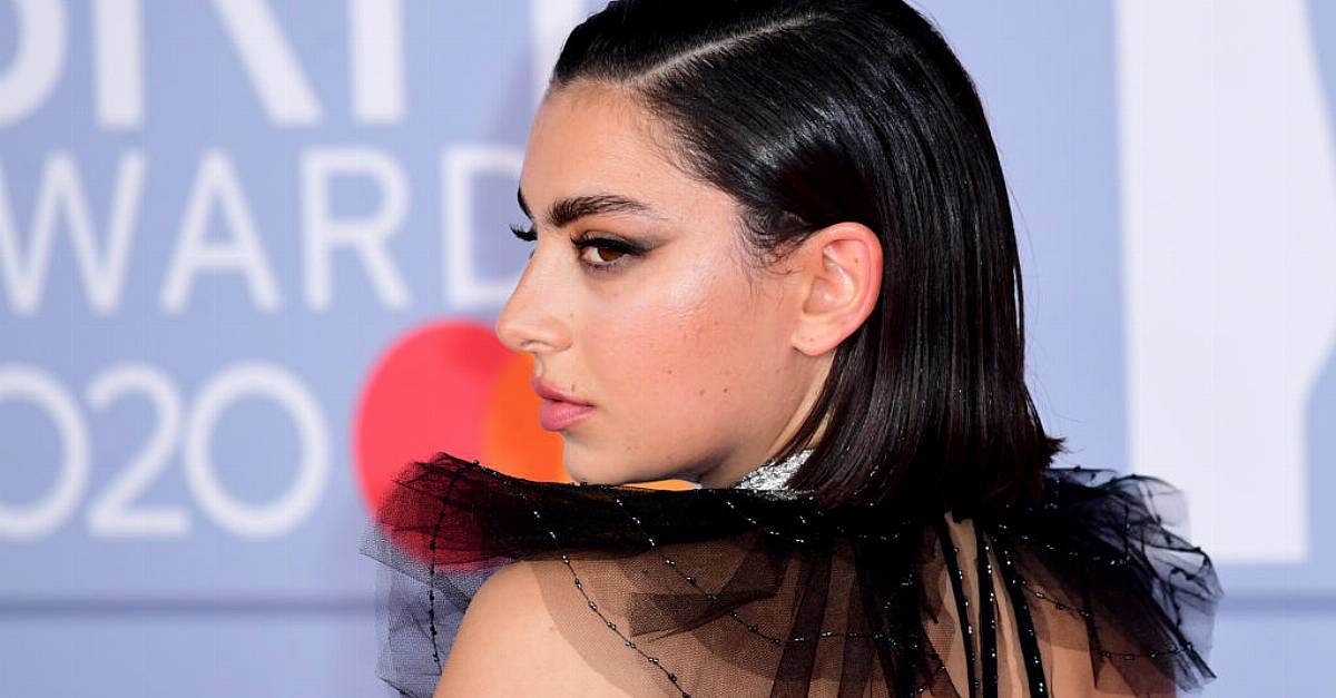 Британската певица Charli XCX призовава феновете си да спрат скандиранията