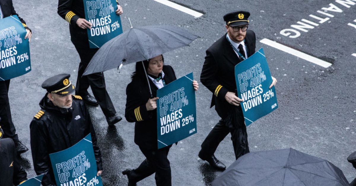 Aer Lingus pilots march around Dublin Airport as part of eight-hour strike | BreakingNews.ie