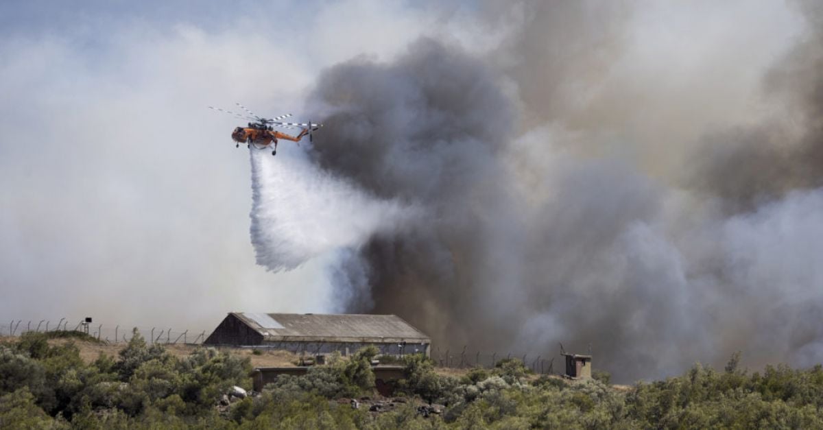 Пожарникарите се бориха с пожарите на гръцките острови Хиос и Кос