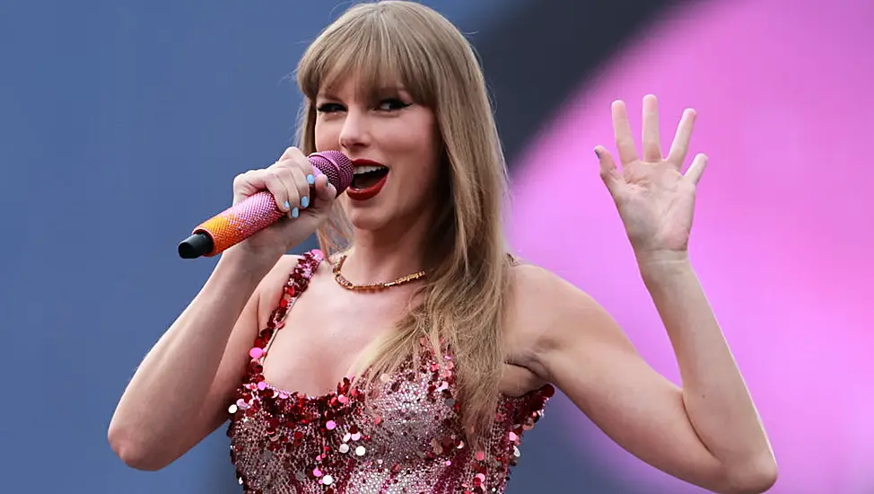 Taylor Swift 'Still Smiling' After Dublin Shows