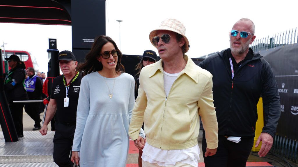 Brad Pitt (60) and girlfriend (34) sport summer pastels – how to get the look