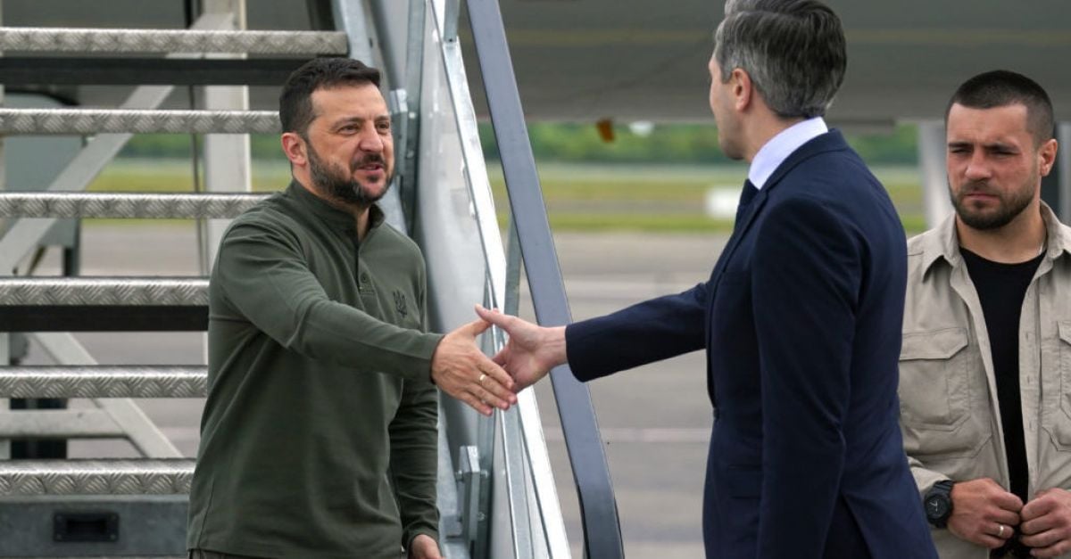 Harris and Zelenskiy embrace as Ukrainian president lands in Ireland | BreakingNews.ie