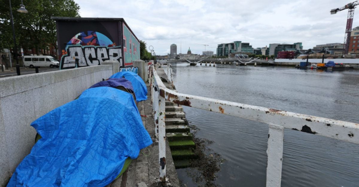 Редица търсещи убежище подават сигнали на гара Pearse Street Garda