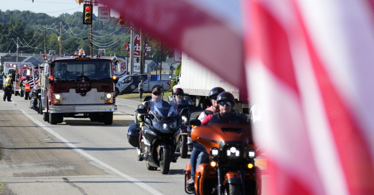 Des centaines de personnes se rassemblent pour les funérailles de l’ancien chef des pompiers tué dans une fusillade lors d’un rassemblement électoral Trump.