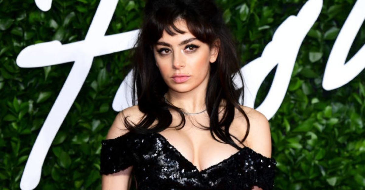 Charli XCX „почетена“ заради номинацията за наградата Mercury за Brat