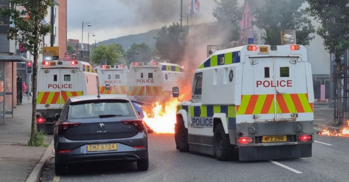 Business and cars set on fire as fresh violence breaks out in Belfast | BreakingNews.ie