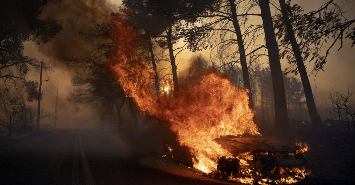 Un immense incendie de forêt échappe à tout contrôle aux abords de la capitale grecque.