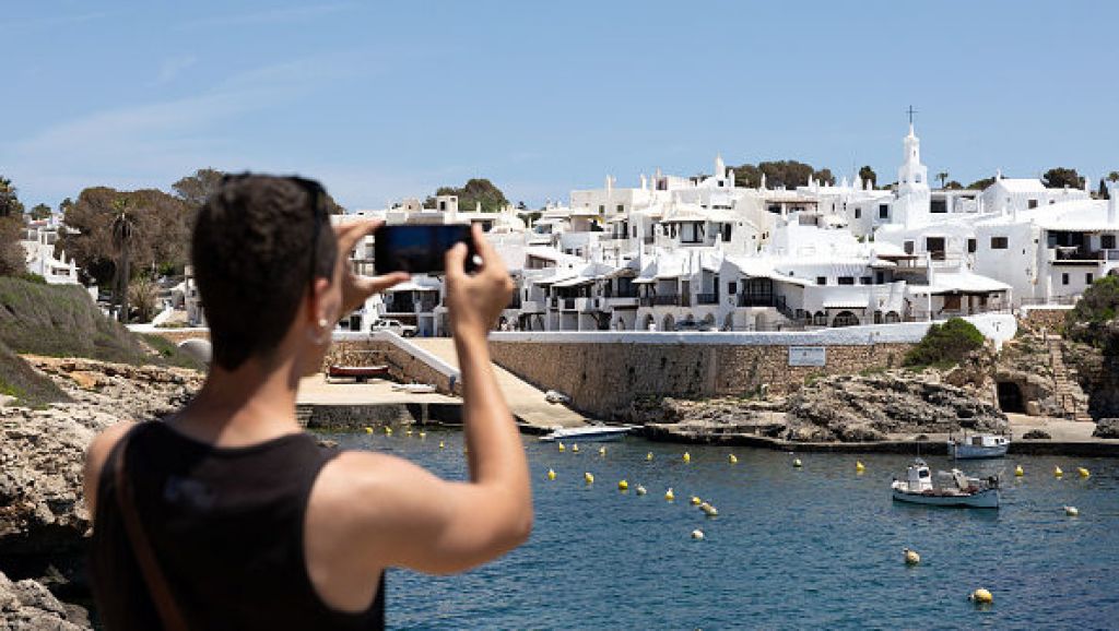 ‘Spanish Mykonos’ holds vote to ban tourists