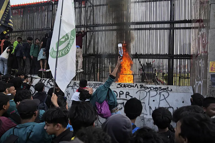 Thousands Attempt To Storm Indonesian Parliament After Changes To Election Law