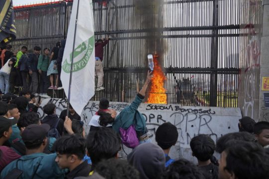 Thousands Attempt To Storm Indonesian Parliament After Changes To Election Law