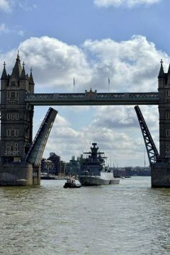 German Warship Blasts Darth Vader Theme On The Thames