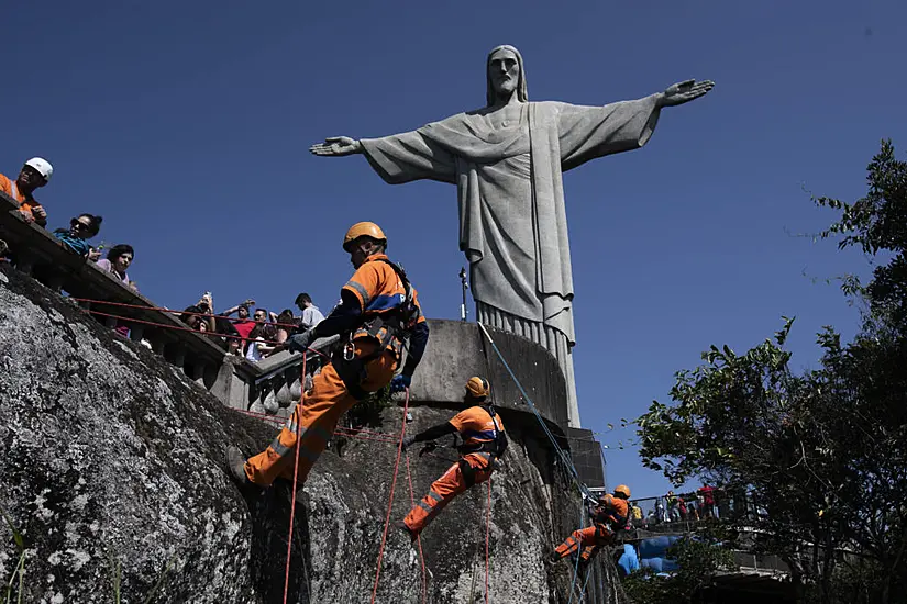 Rio De Janeiro Climbers Clean Site Of Christ The Redeemer Statue