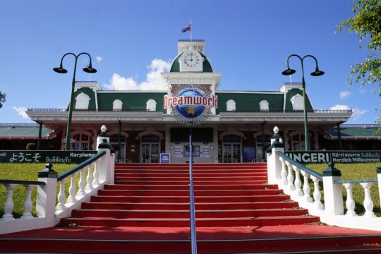 Tiger Bites Handler At Australian Amusement Park