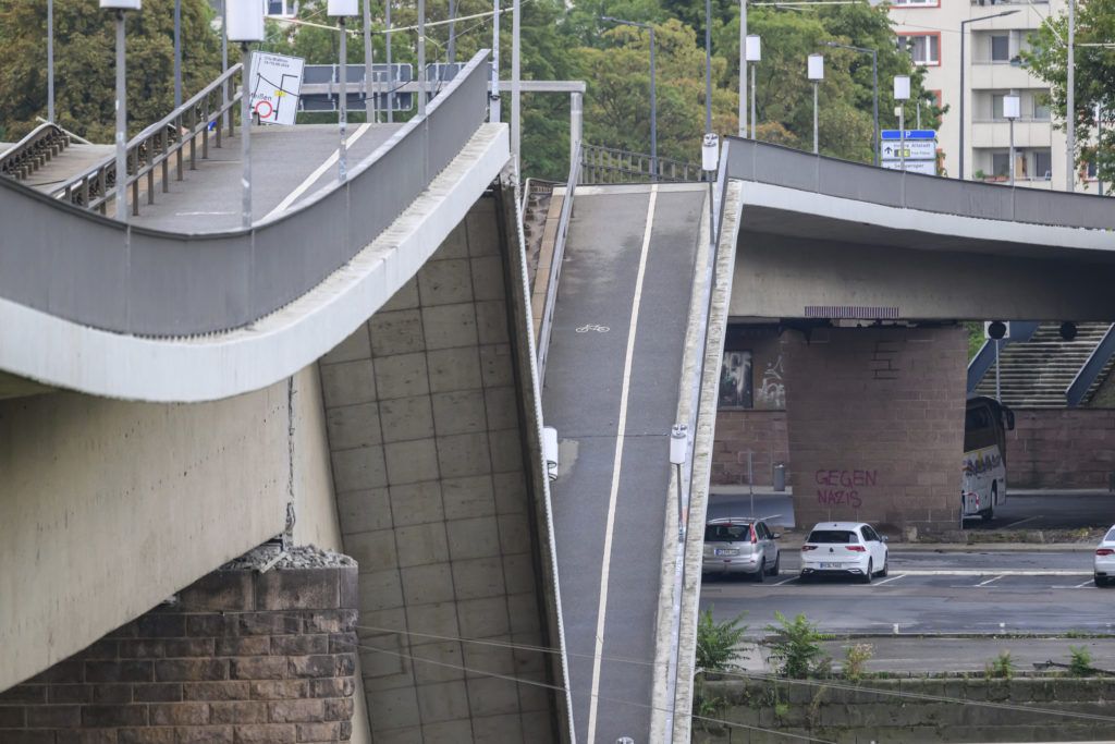 Probe after bridge collapses in eastern Germany