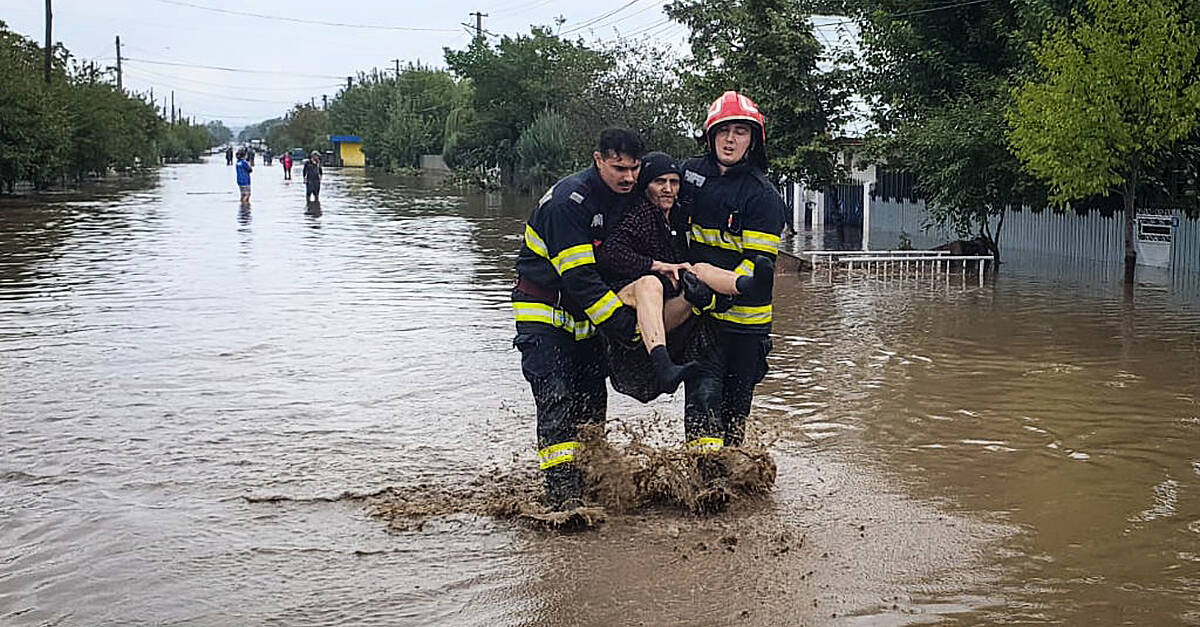 Четирима души са загинали в Източна Румъния след като проливни