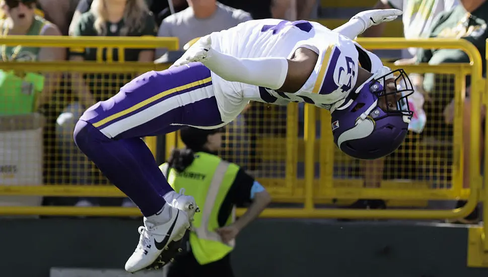 Minnesota Vikings Hold Off Green Bay Packers To Secure Fourth Straight Win