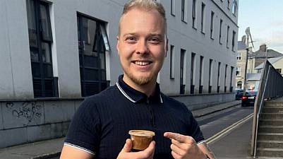 Man Pays €51 On Ebay For One Of The Last Tubs Of Curry From Lennox’s Chipper